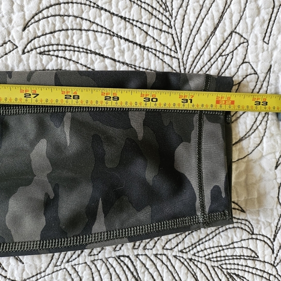 VGUC Athleta Ultimate 7/8 Tight Camo Green Black Small Pocket - Picture 14 of 14